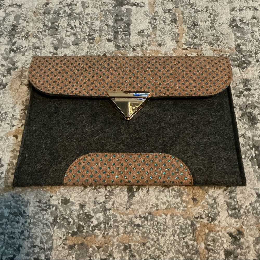SUPER CUTE WOOL CLUTCH! 2 INSIDE SLOTS, 2 POCKETS ON BACK! VERY SLIM DESIGN.